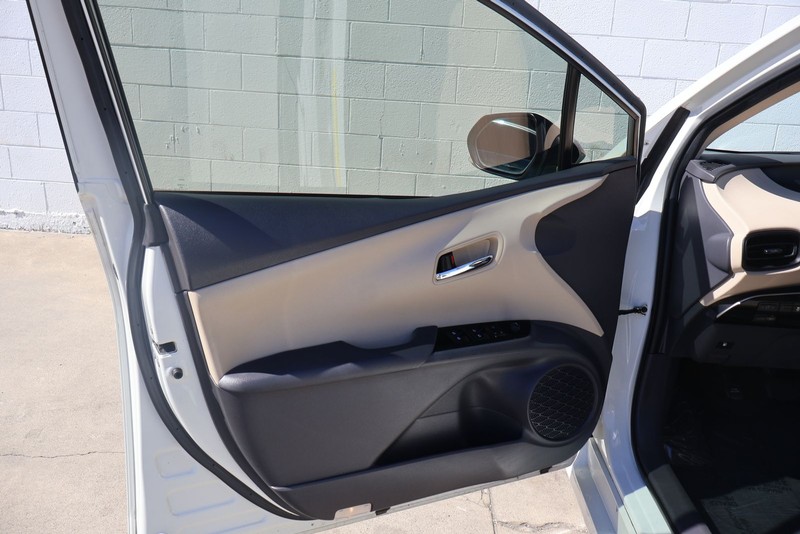 Toyota Prius Vehicle Full-screen Gallery Image 14