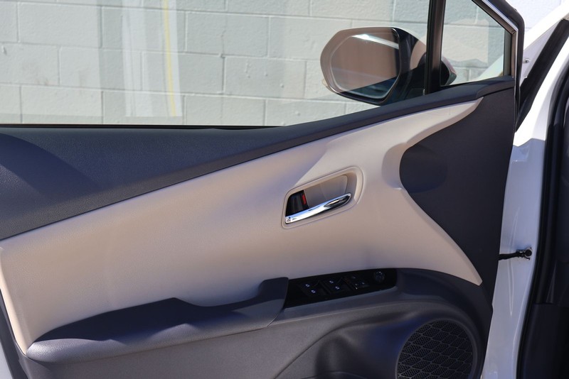 Toyota Prius Vehicle Full-screen Gallery Image 15