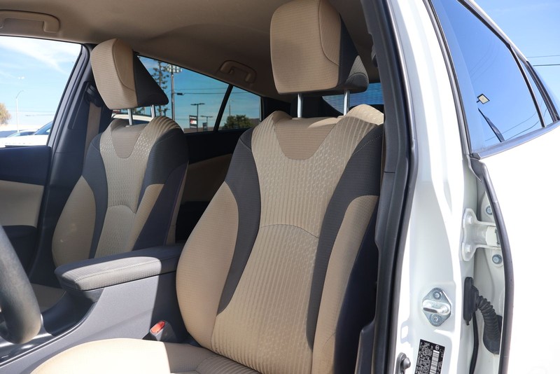 Toyota Prius Vehicle Full-screen Gallery Image 17