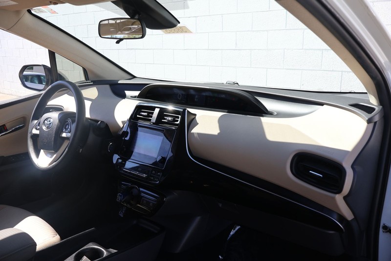 Toyota Prius Vehicle Full-screen Gallery Image 19