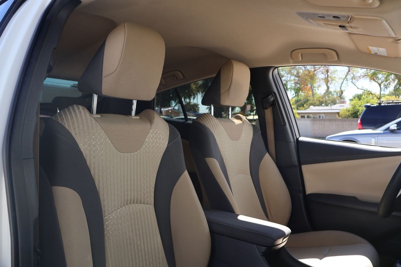 Toyota Prius Vehicle Full-screen Gallery Image 20