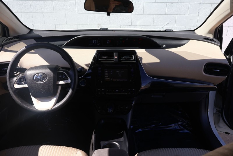 Toyota Prius Vehicle Full-screen Gallery Image 22