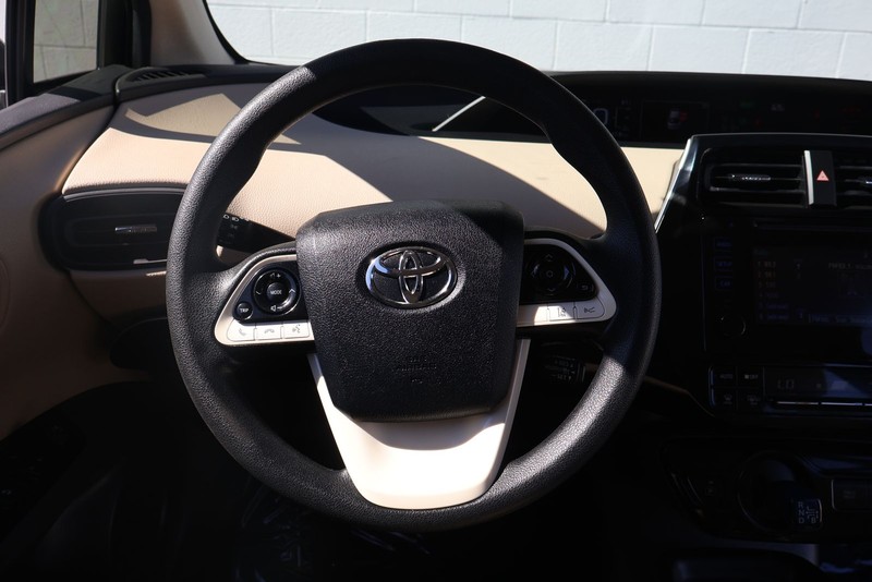 Toyota Prius Vehicle Full-screen Gallery Image 25