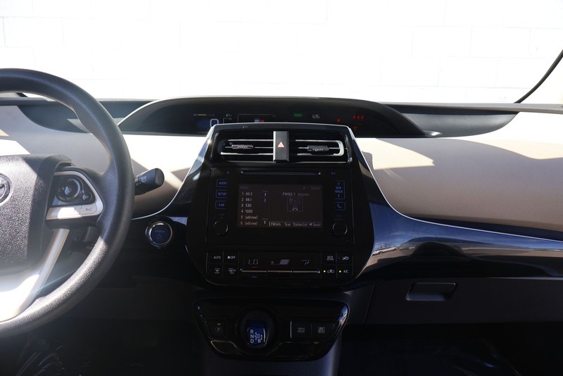 Toyota Prius Vehicle Full-screen Gallery Image 28