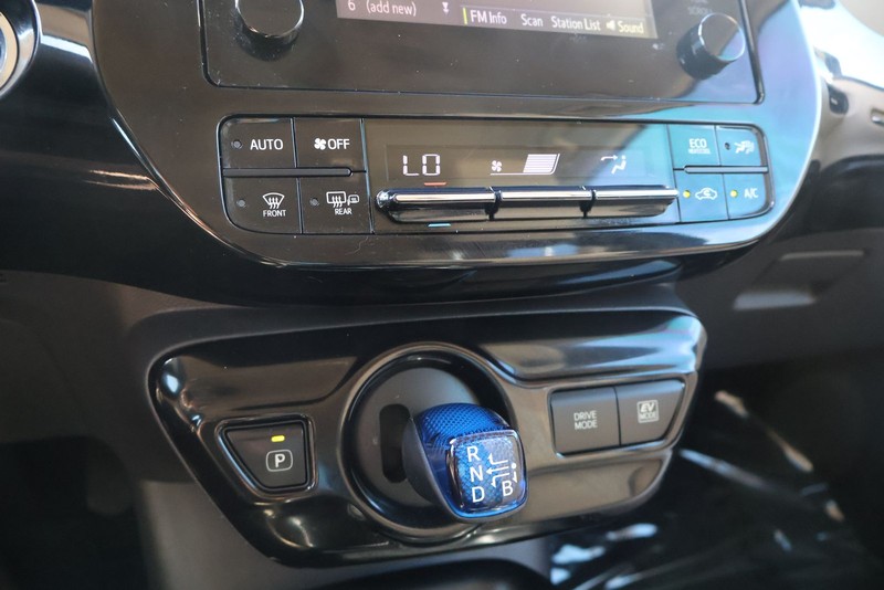 Toyota Prius Vehicle Full-screen Gallery Image 31