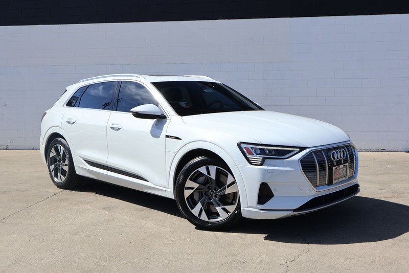 Audi e-tron Vehicle Full-screen Gallery Image 01