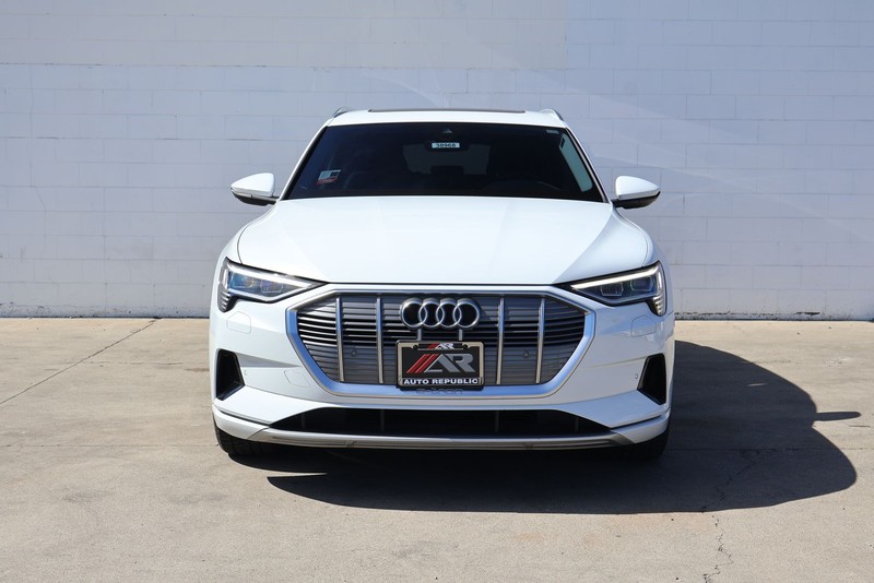 Audi e-tron Vehicle Full-screen Gallery Image 02