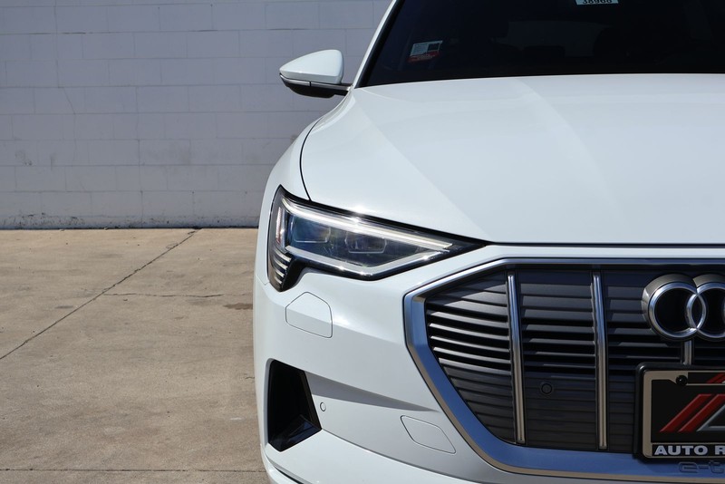 Audi e-tron Vehicle Full-screen Gallery Image 03