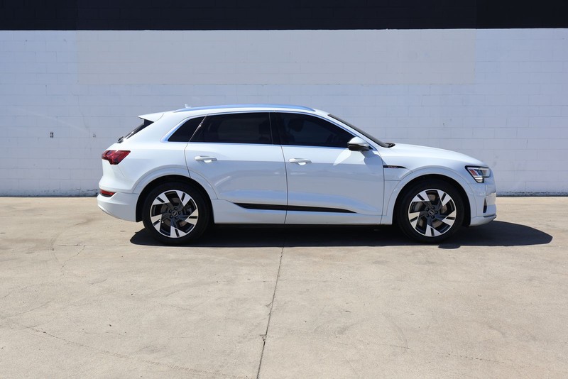 Audi e-tron Vehicle Full-screen Gallery Image 04