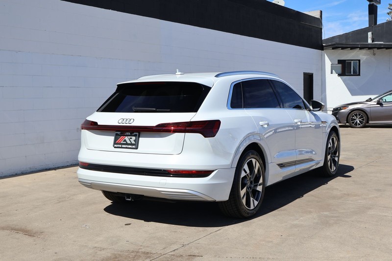 Audi e-tron Vehicle Full-screen Gallery Image 05