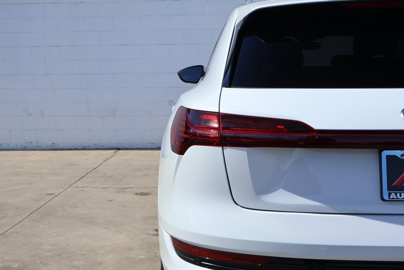 Audi e-tron Vehicle Full-screen Gallery Image 07