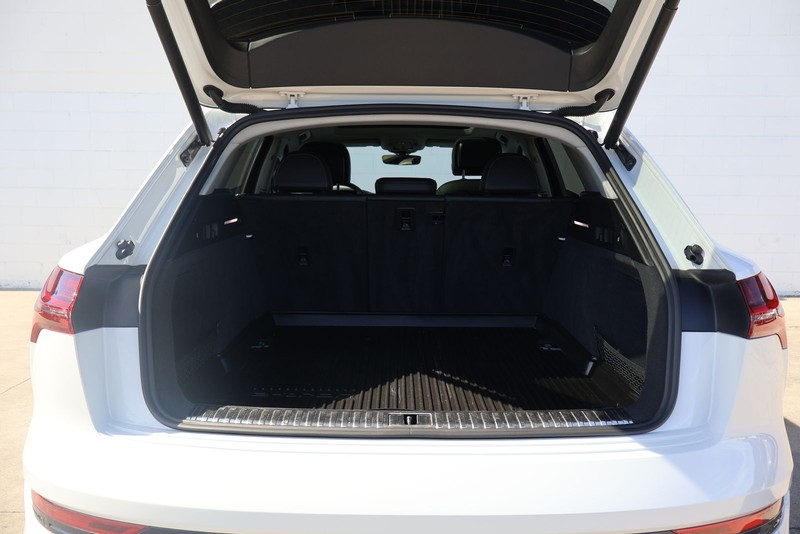 Audi e-tron Vehicle Full-screen Gallery Image 08