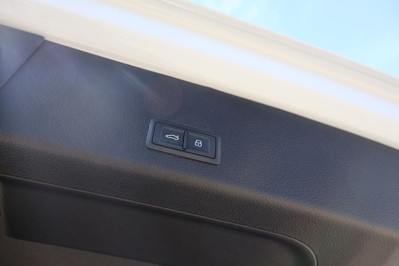 Audi e-tron Vehicle Full-screen Gallery Image 09