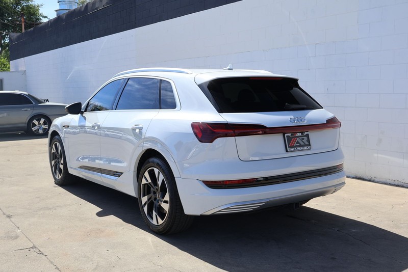 Audi e-tron Vehicle Full-screen Gallery Image 10