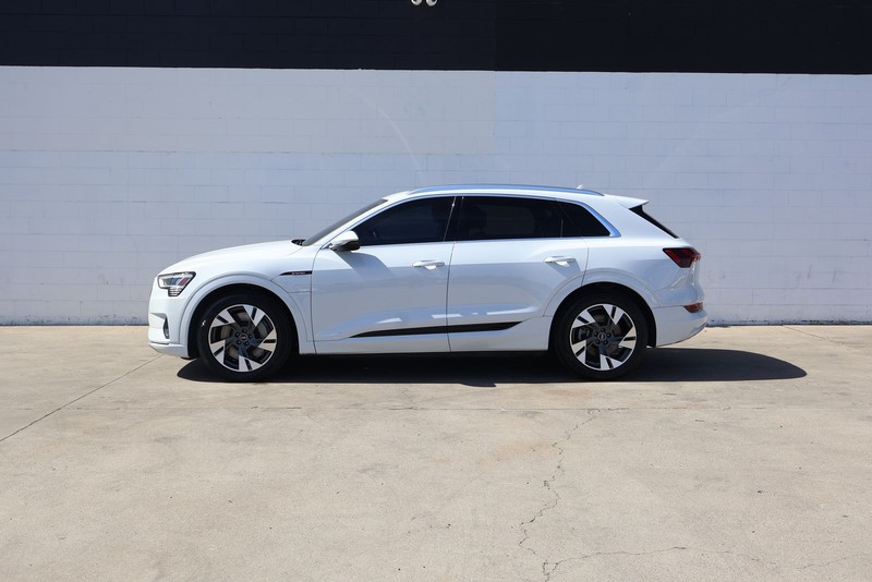 Audi e-tron Vehicle Full-screen Gallery Image 11