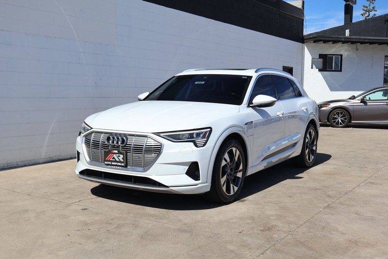 Audi e-tron Vehicle Full-screen Gallery Image 12