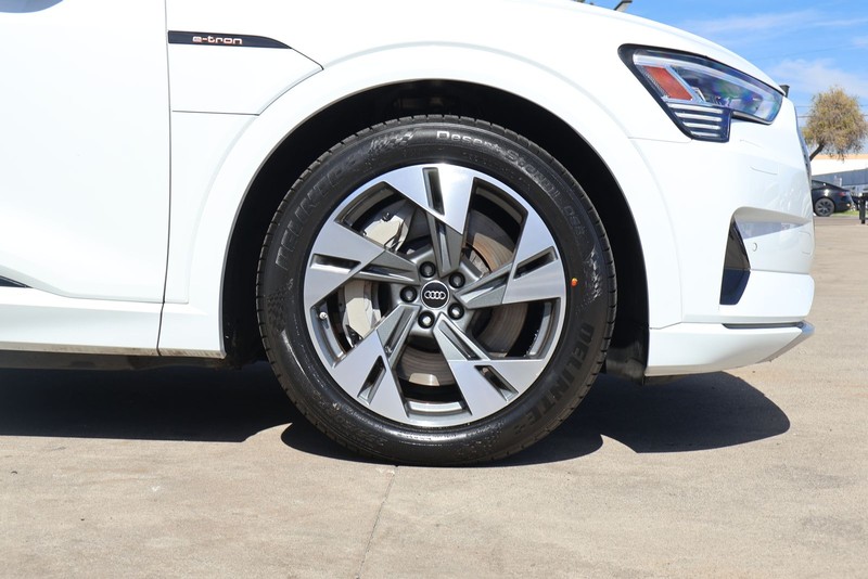 Audi e-tron Vehicle Full-screen Gallery Image 14