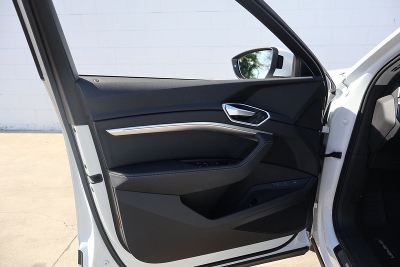 Audi e-tron Vehicle Full-screen Gallery Image 15