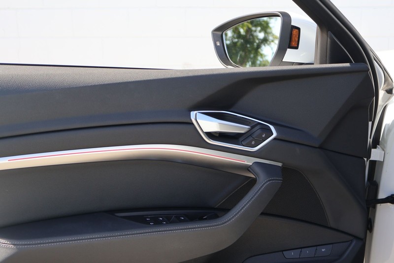 Audi e-tron Vehicle Full-screen Gallery Image 16