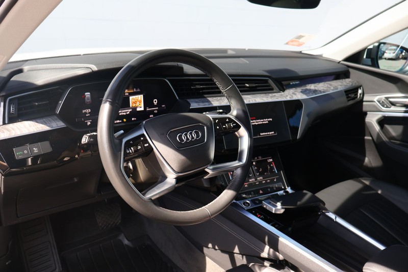 Audi e-tron Vehicle Full-screen Gallery Image 17