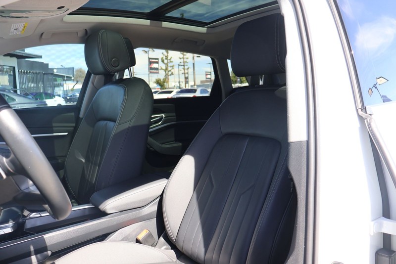 Audi e-tron Vehicle Full-screen Gallery Image 18