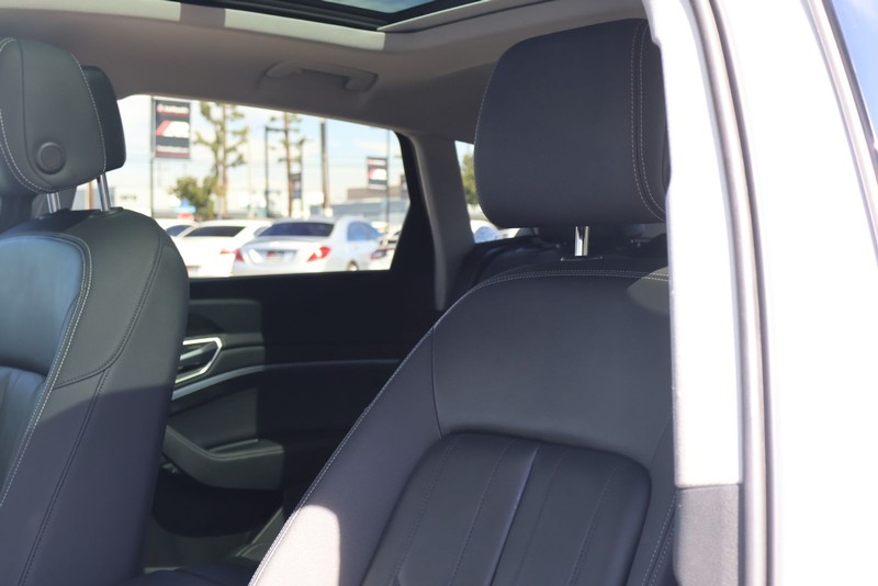 Audi e-tron Vehicle Full-screen Gallery Image 19