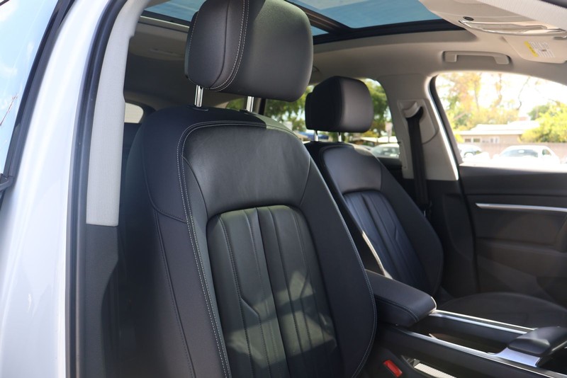 Audi e-tron Vehicle Full-screen Gallery Image 21