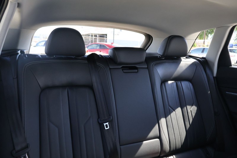 Audi e-tron Vehicle Full-screen Gallery Image 22