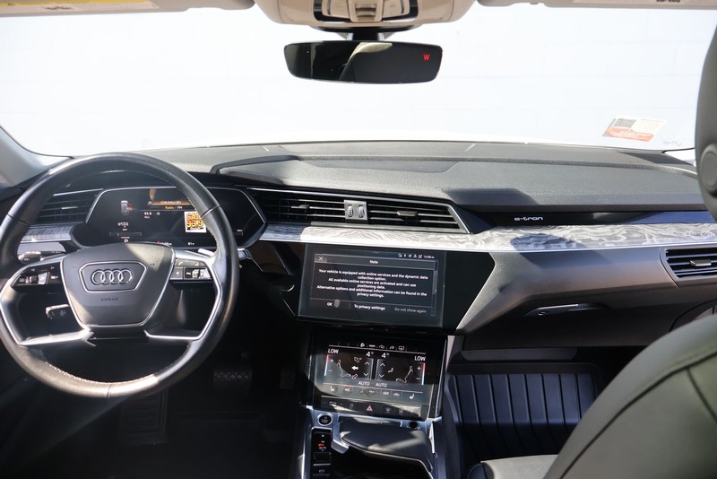 Audi e-tron Vehicle Full-screen Gallery Image 24