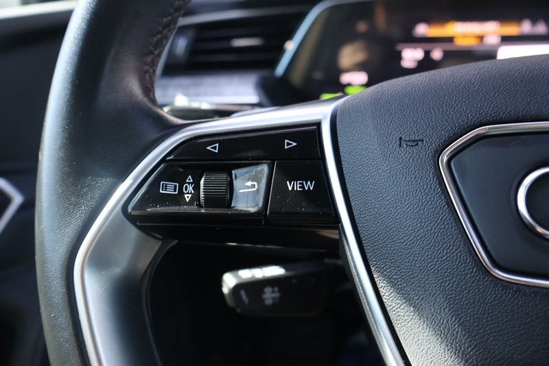 Audi e-tron Vehicle Full-screen Gallery Image 27