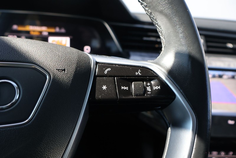 Audi e-tron Vehicle Full-screen Gallery Image 28