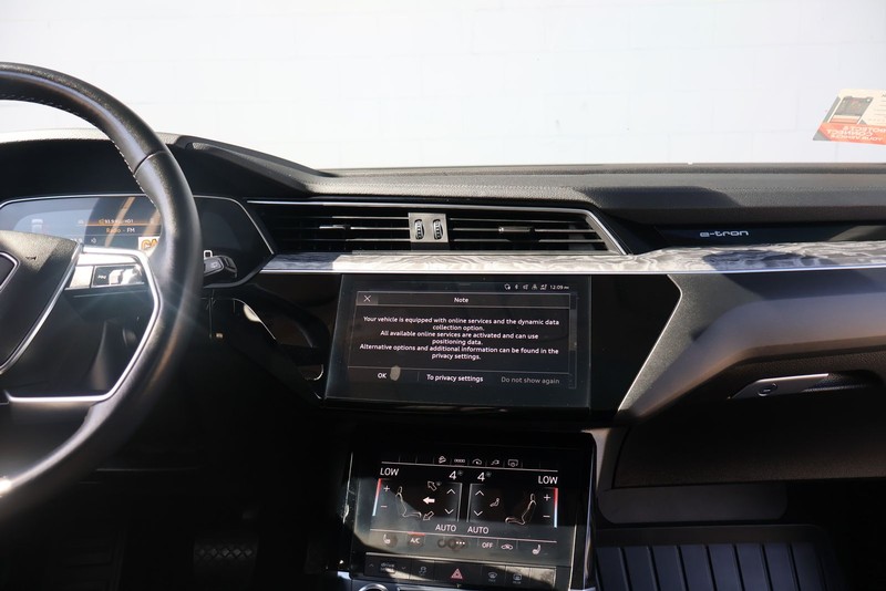 Audi e-tron Vehicle Full-screen Gallery Image 29