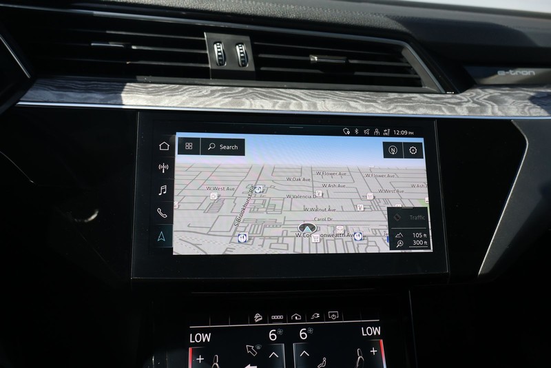 Audi e-tron Vehicle Full-screen Gallery Image 30