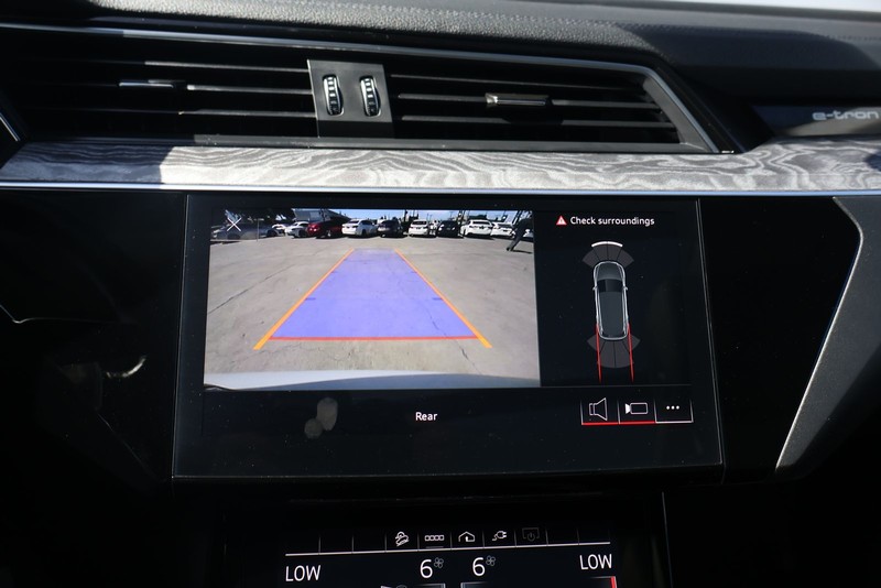 Audi e-tron Vehicle Full-screen Gallery Image 31