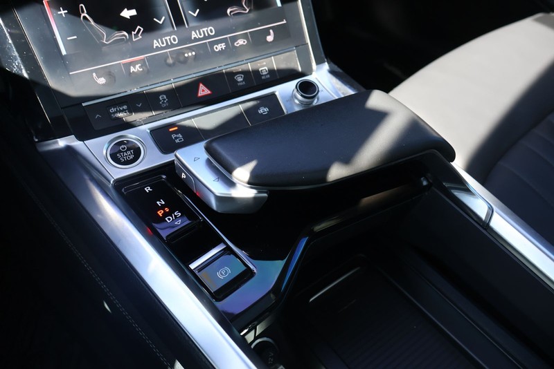 Audi e-tron Vehicle Full-screen Gallery Image 33