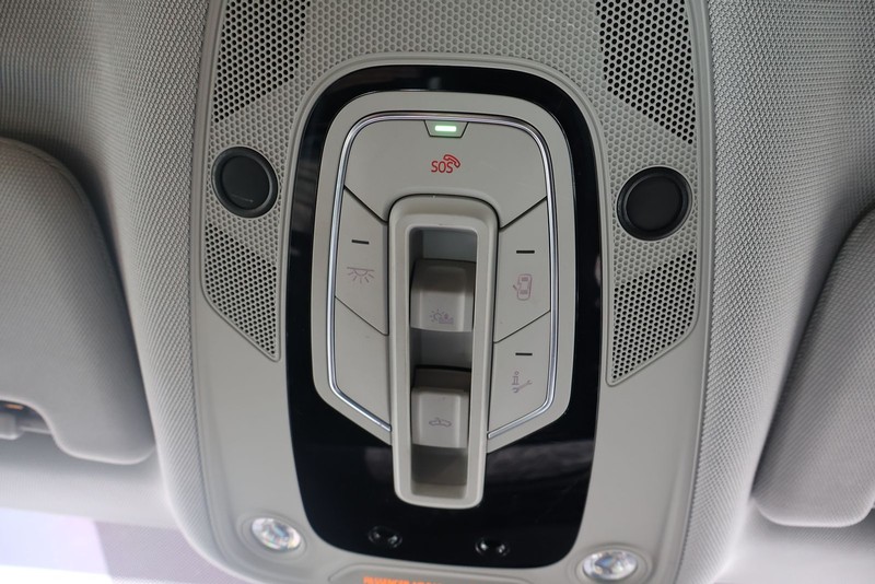 Audi e-tron Vehicle Full-screen Gallery Image 34