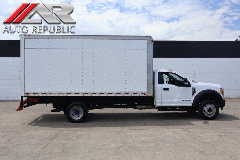 Ford Super Duty F-450 DRW Vehicle Full-screen Gallery Image 01