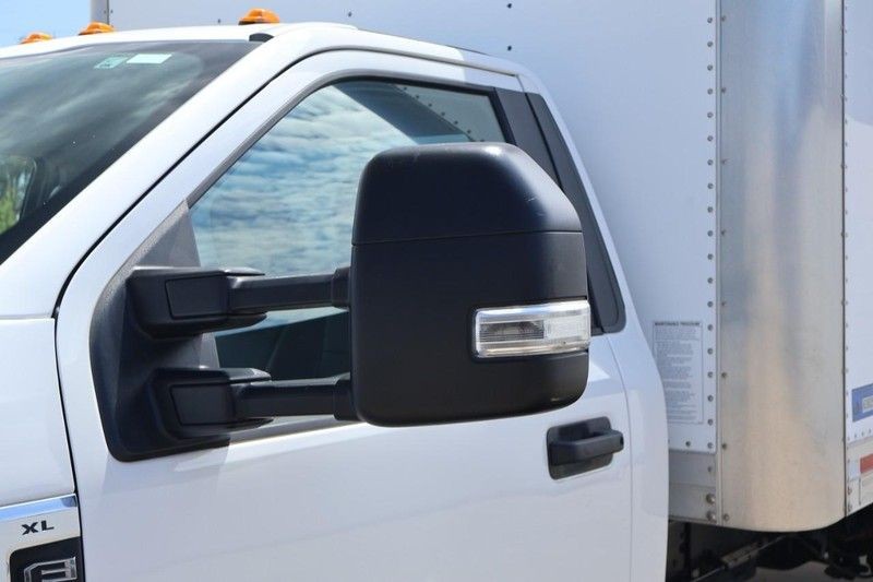 Ford Super Duty F-450 DRW Vehicle Full-screen Gallery Image 13