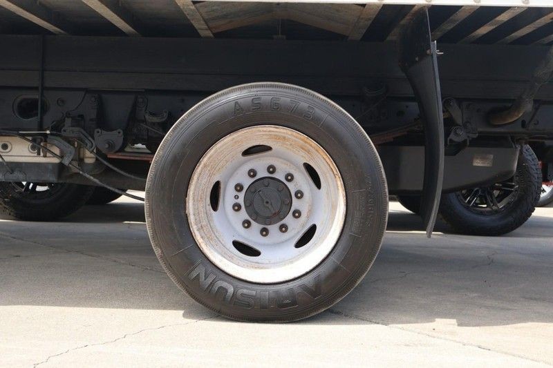 Ford Super Duty F-450 DRW Vehicle Full-screen Gallery Image 15