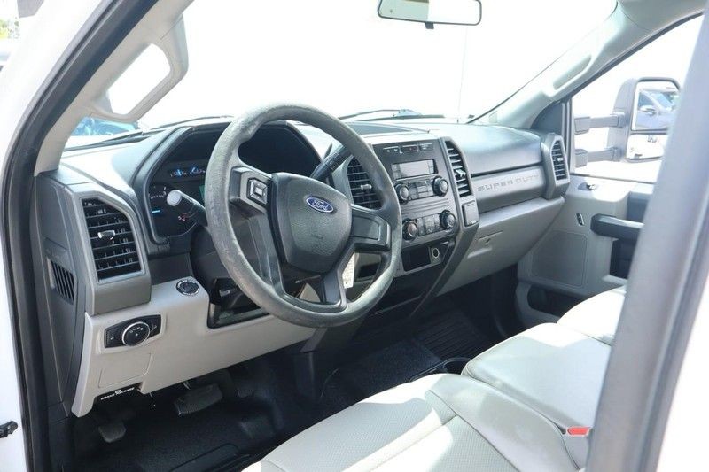 Ford Super Duty F-450 DRW Vehicle Full-screen Gallery Image 18