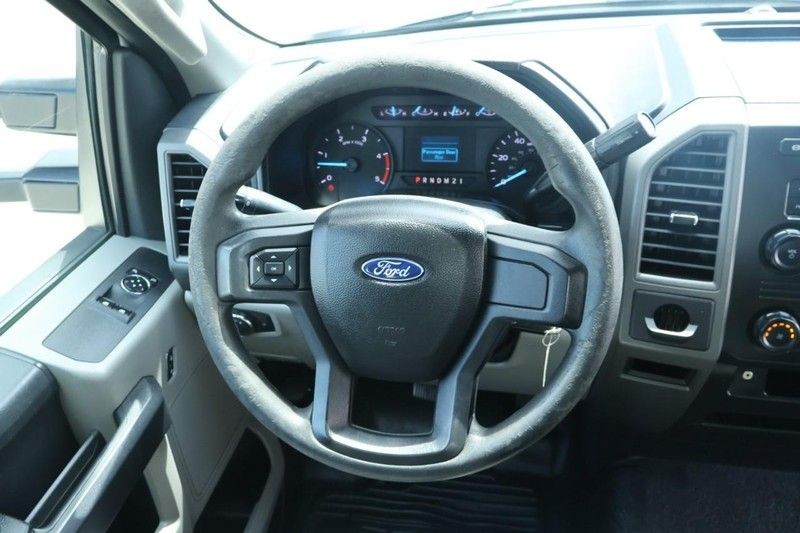 Ford Super Duty F-450 DRW Vehicle Full-screen Gallery Image 26