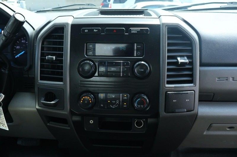 Ford Super Duty F-450 DRW Vehicle Full-screen Gallery Image 27