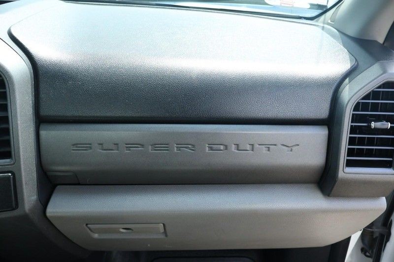 Ford Super Duty F-450 DRW Vehicle Full-screen Gallery Image 28