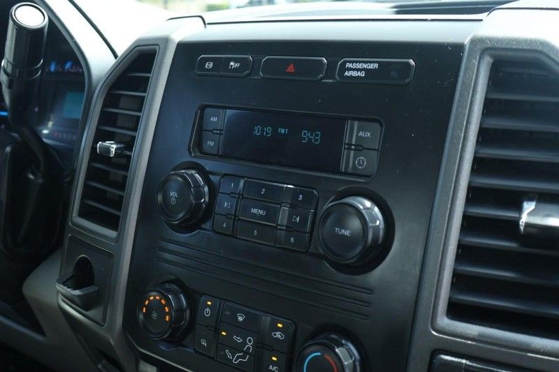 Ford Super Duty F-450 DRW Vehicle Full-screen Gallery Image 29