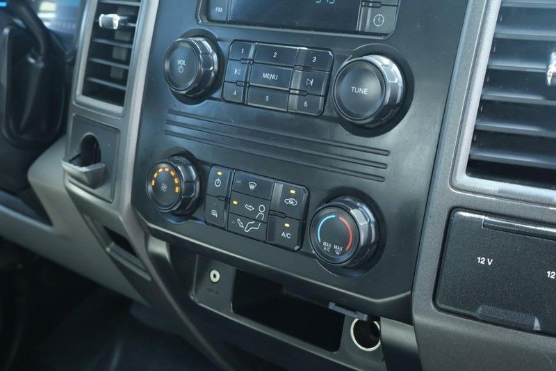 Ford Super Duty F-450 DRW Vehicle Full-screen Gallery Image 30