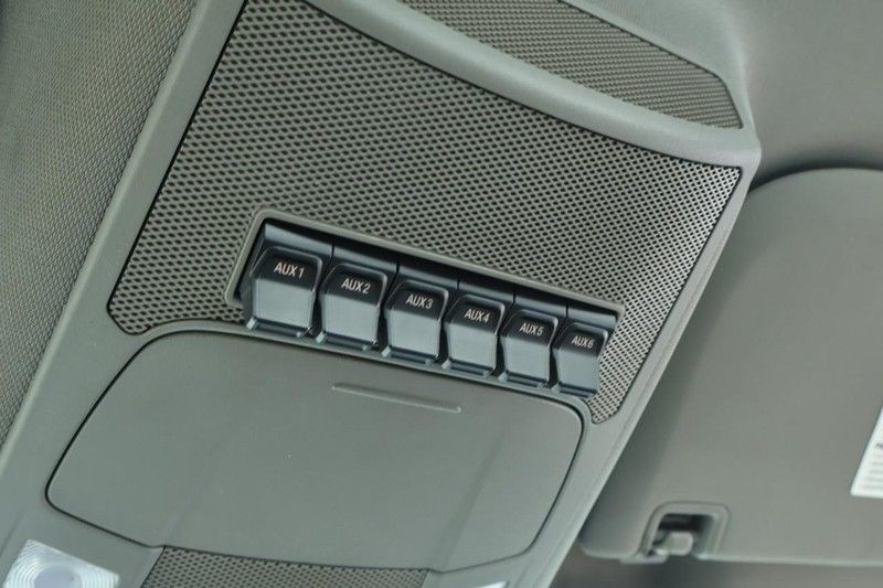 Ford Super Duty F-450 DRW Vehicle Full-screen Gallery Image 36