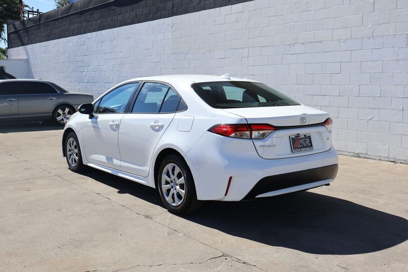 Toyota Corolla Vehicle Full-screen Gallery Image 09