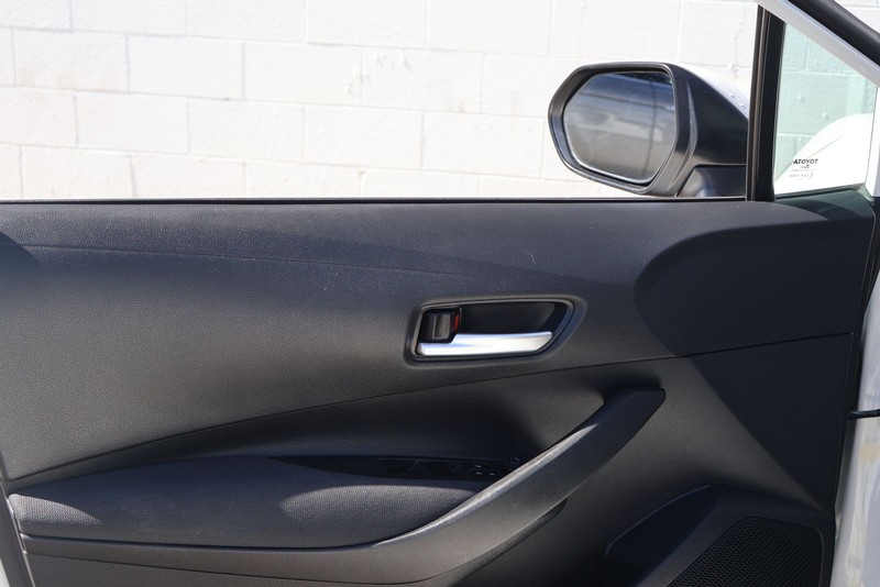 Toyota Corolla Vehicle Full-screen Gallery Image 15