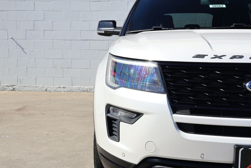 Ford Explorer Vehicle Full-screen Gallery Image 03