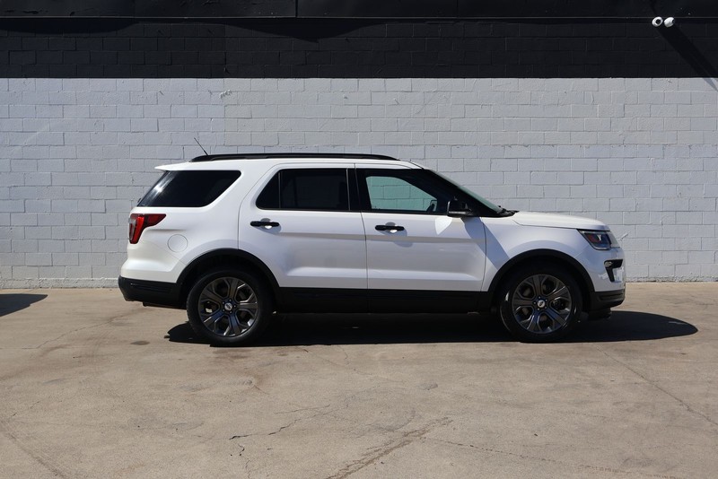 Ford Explorer Vehicle Full-screen Gallery Image 04